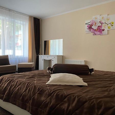 Орхідея Hotel Romny Ngoại thất bức ảnh