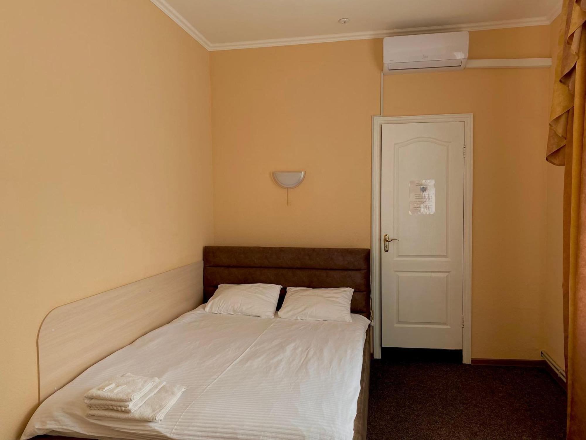 Орхідея Hotel Romny Ngoại thất bức ảnh