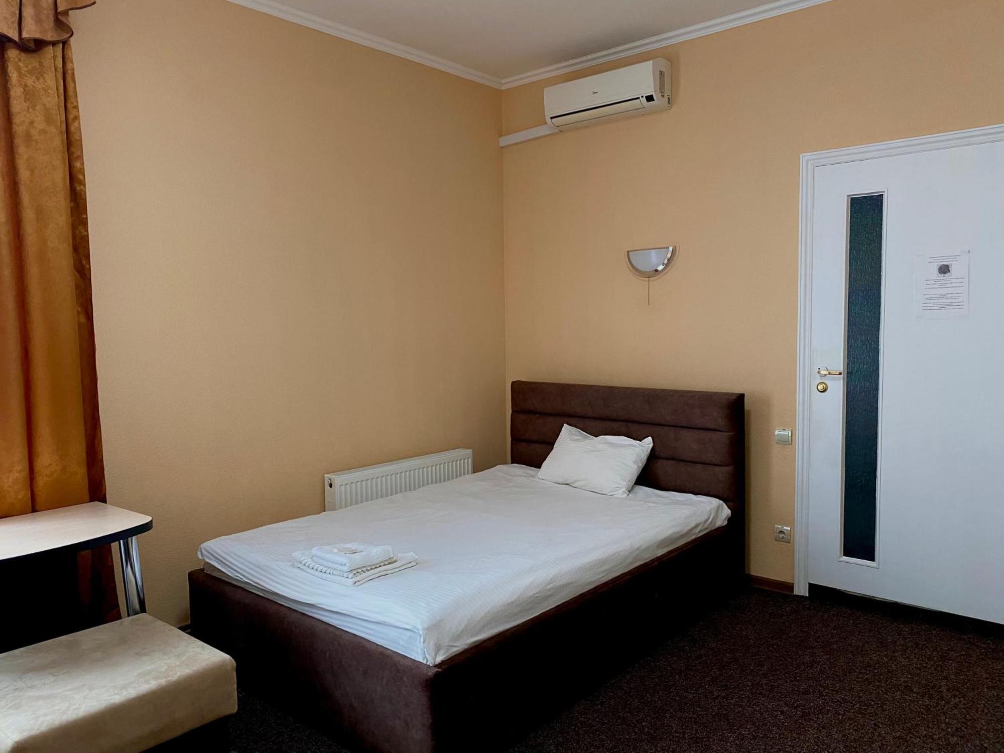Орхідея Hotel Romny Ngoại thất bức ảnh