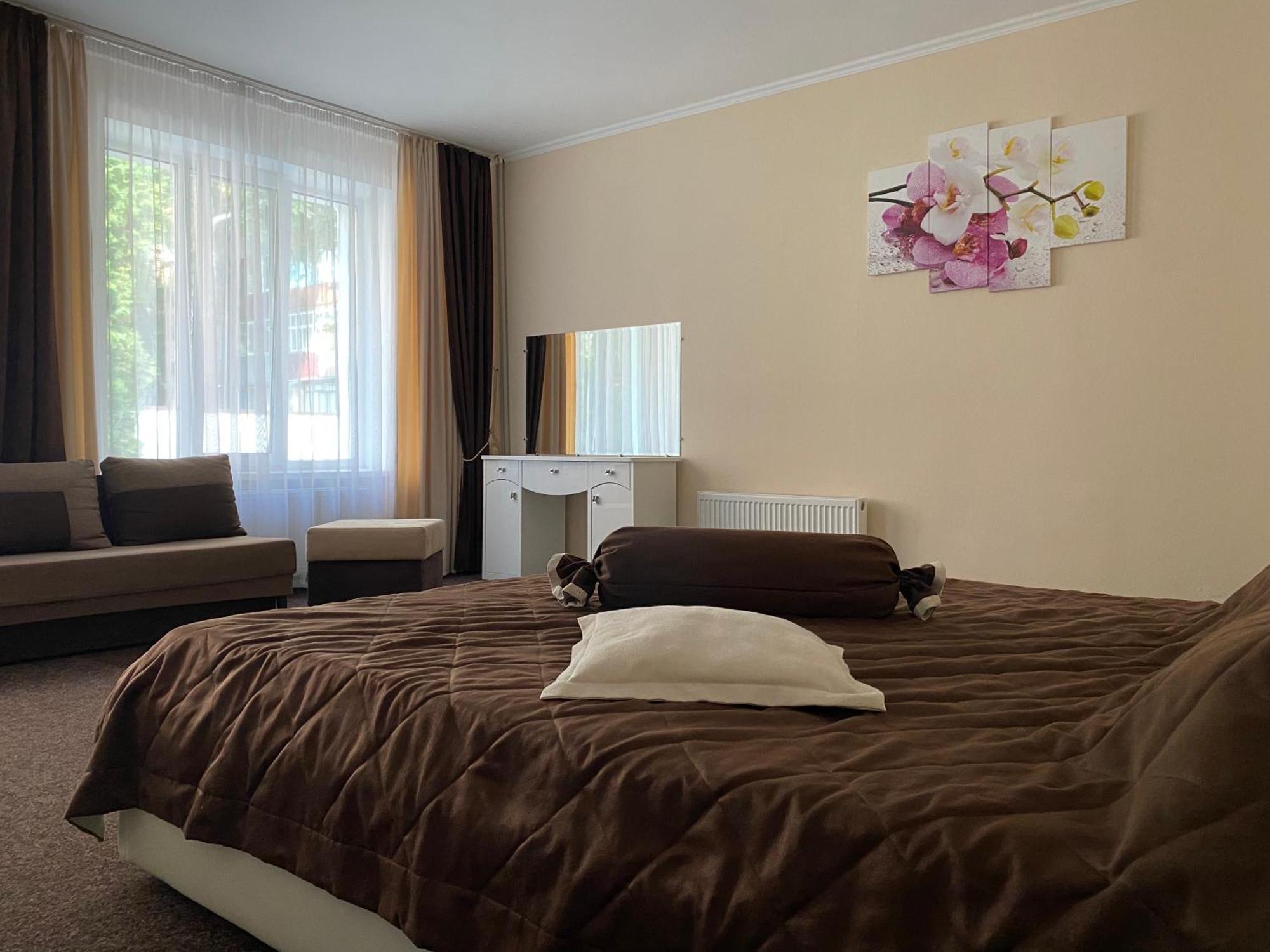 Орхідея Hotel Romny Ngoại thất bức ảnh