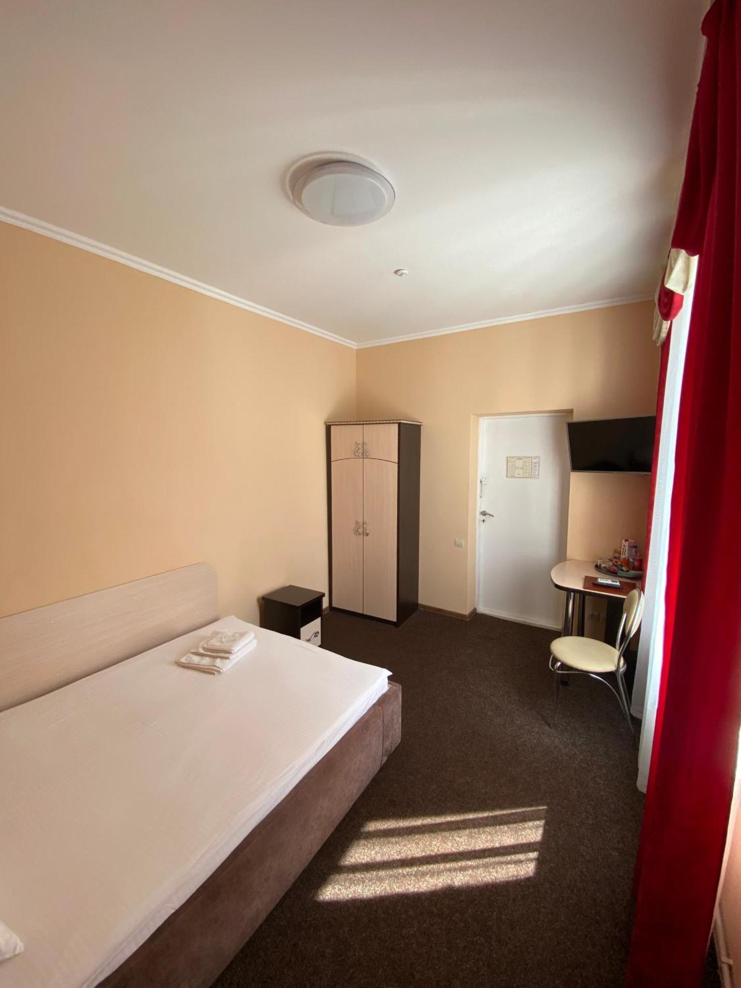 Орхідея Hotel Romny Ngoại thất bức ảnh
