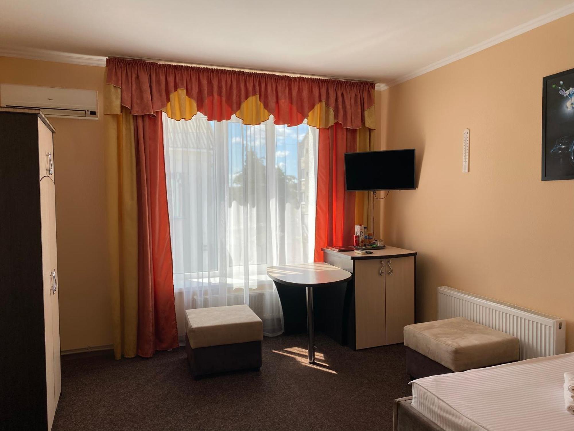Орхідея Hotel Romny Ngoại thất bức ảnh