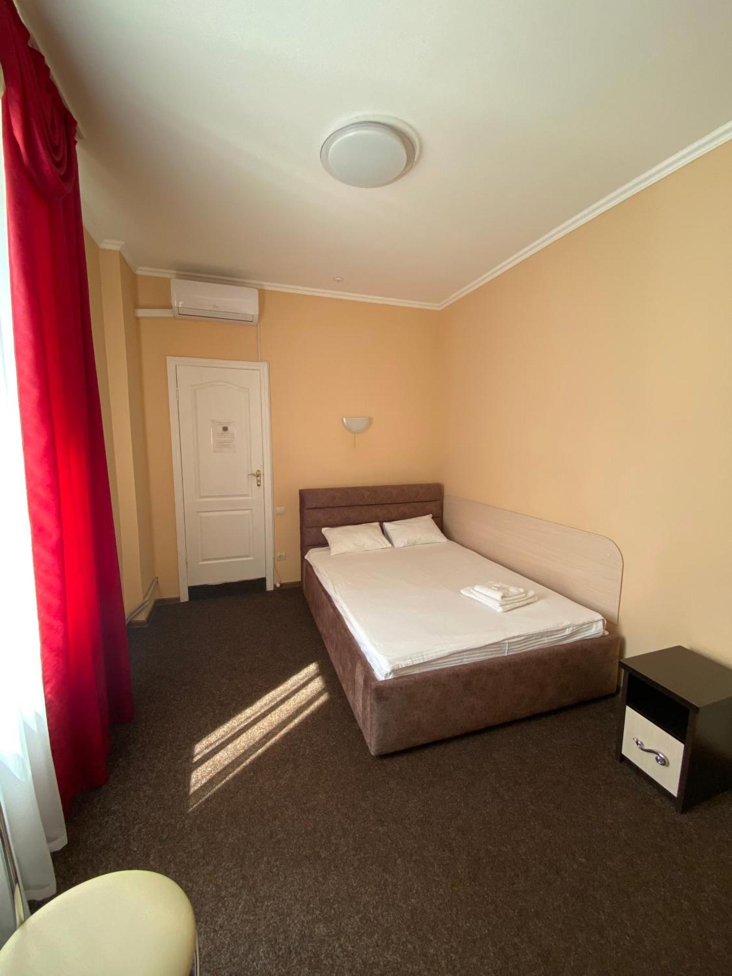 Орхідея Hotel Romny Ngoại thất bức ảnh