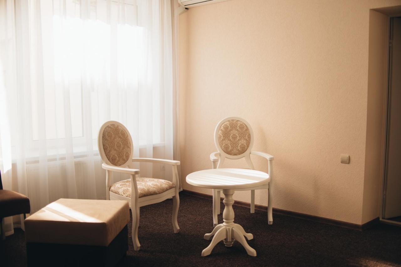 Орхідея Hotel Romny Ngoại thất bức ảnh